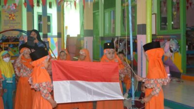 Tumbuhkan Nasionalisme Sejak Dini, RA/KB IT SITI KHODIJAH Gelar Upacara Peringatan HUT Ke-80 RI