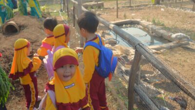 Serunya Outing Class RA-KBIT Siti Khodijah di Sabin Garden